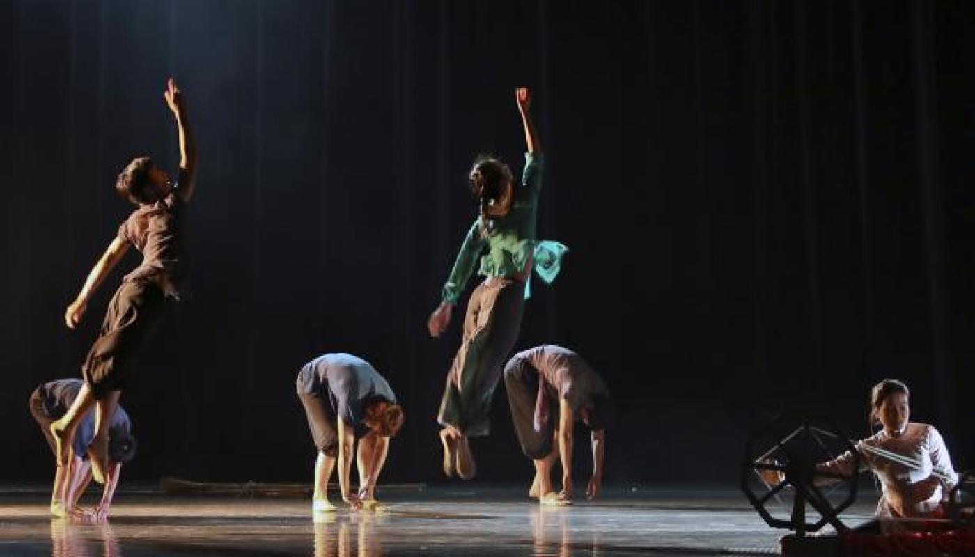 Performing The Mist. Photo: DeTrace